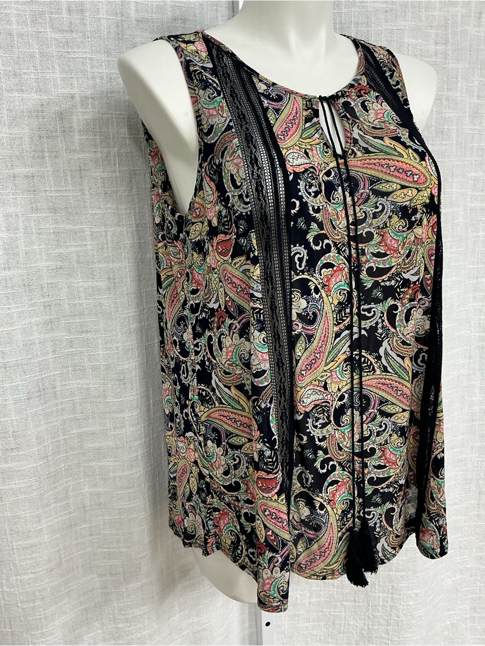 Siren Lily Black Paisley Tie-Front Sleeveless Camisole - Picture 4 of 9